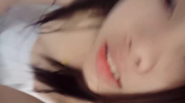 我朋友花了几千块给这学院派的美女过生日成功忽悠她玩自拍这粉嫩穴说没让人干过我都敢相信